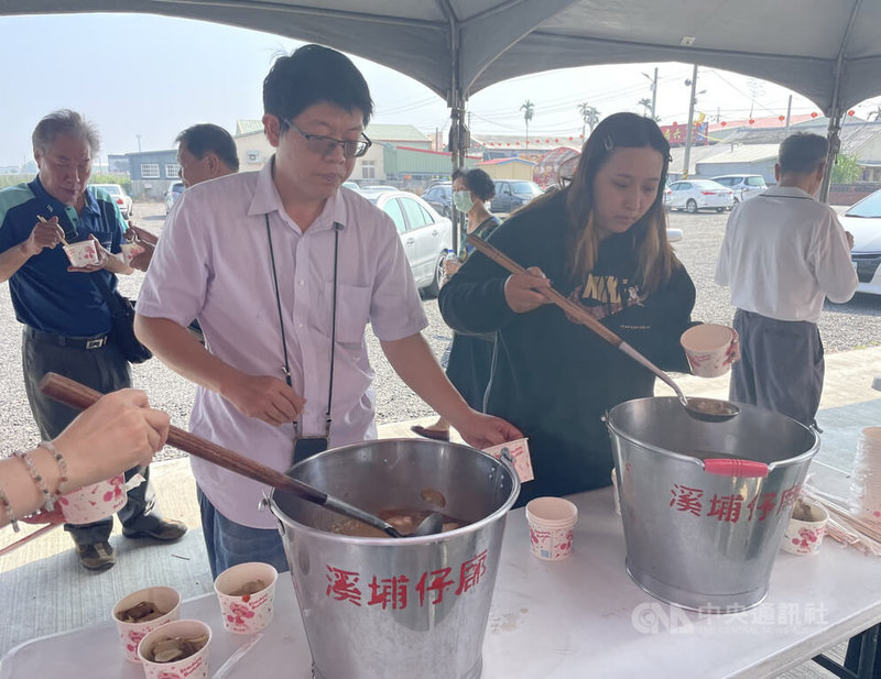 雲林縣中藥商公會8日在六房媽天上聖母紅壇舉行全國藥膳料理嘉年華記者會,正逢節氣「立冬」,現場準備藥燉排骨和羊肉爐供民眾品嚐。中央社記者姜宜菁攝 112年11月8日