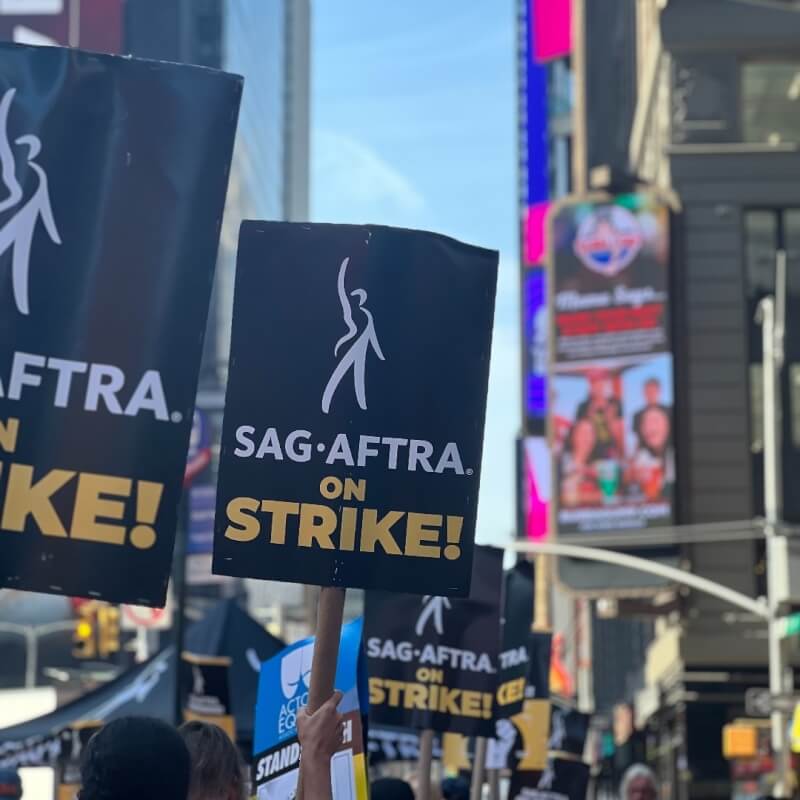 好萊塢演員和電影公司8日達臨時協議，結束118天的罷工行動。圖為演員工會成員9月在紐約街頭罷工遊行。（圖取自instagram.com/sagaftra）