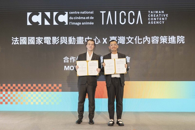 法國國家電影與動畫中心(CNC)與文策院9日簽署合作意向書(MOU),宣示兩國在文化內容產業上,以國家層級建立緊密、長期合作關係。CNC董事長多明尼克.布東納(Dominique Boutonnat)(左)與文策院董事長蔡嘉駿(右)於簽署合作意向書後合影。(文策院提供)中央社記者葉冠吟傳真 112年11月9日