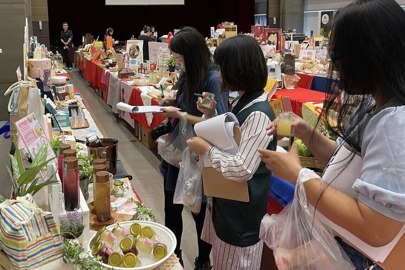 台中市十大伴手禮10日起將舉辦網路票選，台中市工商發展投資策進會2日邀請產官學代表與部落客，評選出百大伴手禮入圍名單。（台中市工策會提供）中央社記者蘇木春傳真  112年11月9日