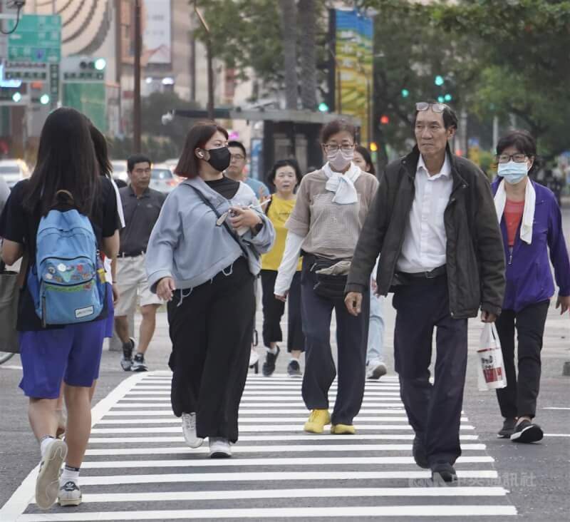 圖為高雄市新興區街頭不少民眾都穿起薄長袖外衣。（中央社檔案照片）