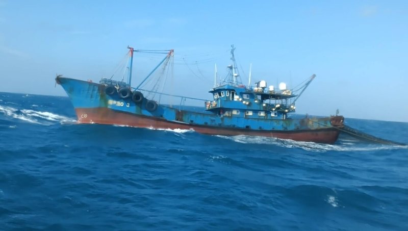 台中海巡隊8日在通霄外海20浬海域發現1艘中國漁船越界作業，中國漁船拒檢並蛇行逃逸，海巡隊強靠成功登檢。（台中海巡隊提供）中央社記者趙麗妍傳真  112年11月9日