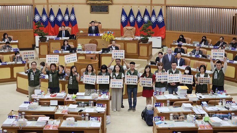 新北市議會民進黨團9日在議場內手持標語看板，共同呼籲國民黨總統參選人、新北市長侯友宜銷假回議會進行預算說明。中央社記者王鴻國攝  112年11月9日