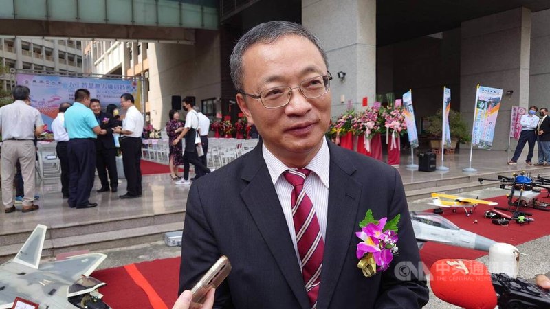 吳鳳科技大學9日舉行人工智慧無人機科技系揭牌典禮,校長蔡宏榮(圖)說,113學年度就讀該系新生皆可獲贈一架無人機供實務操作學習,該系學生將來以取得民航局無人機證照及經濟部iPAS人工智慧相關證照為主要教學目標。中央社記者蔡智明攝 112年11月9日