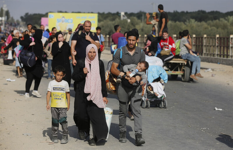 圖為去年11月巴勒斯坦人攜家帶眷逃離加薩北部。（安納杜魯新聞社）