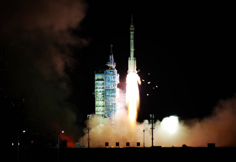 圖為2021年搭載中國神舟十三號載人太空船的「長征二F」火箭發射升空。（中新社）