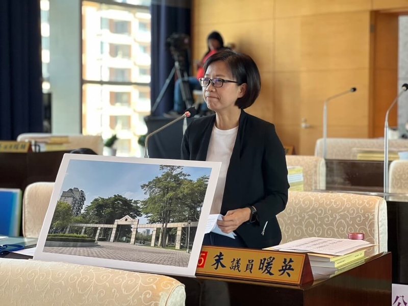 台中市議會10日召開定期會交通地政業務質詢,國民黨籍市議員朱暖英指出,市府推動美樂地計畫,翻轉傳統公園刻板印象,但是豐富公園進出口牌樓柱子老舊,像墓園進出口處,建議改善公園門面。(朱暖英提供)中央社記者趙麗妍傳真 112年11月10日