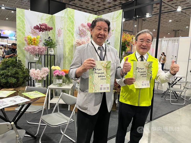 為媒合台灣花卉進入市場,農糧署10日起舉辦第3屆台灣花卉品種推介會,農糧署長胡忠一(右)表示,今年將展出1700個品種,預計會有1萬5000人次看展、採購,日本、荷蘭也來台參展。中央社記者楊淑閔攝 112年11月10日