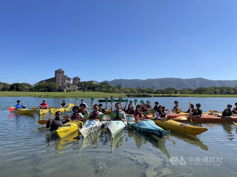 致力推廣海洋與獨木舟教育的溫志榮(大沐老師),首次在國立東華大學開設「造舟課程」,這堂通識課程以短短54小時密集課程,須完成水域訓練、做模型、製作蒙皮舟及下水驗收,相當考驗學生體力及耐力。中央社記者張祈攝 112年11月10日