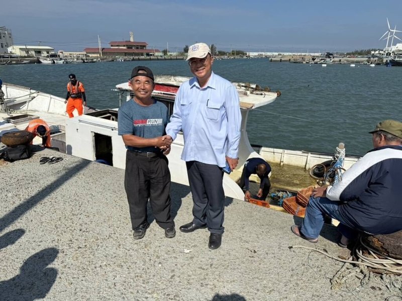 海洋委員會海巡署中部分署副分署長吳金河(左3)10日感謝雲林「二頭號」蔡姓船長(左2)協助,將漂流半個台灣的蘭嶼漁船拖回箔仔寮漁港。(海巡署提供)中央社記者蔡智明傳真 112年11月10日