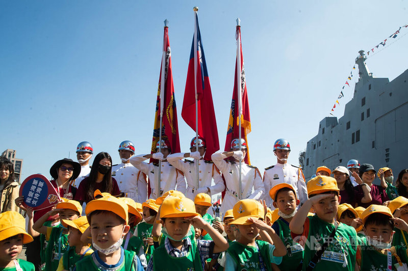 海軍新濱營區11日將對外開放，10日進行預演，海軍邀請幼兒園搶先看，並與儀隊合影。中央社記者游凱翔攝 112年11月10日