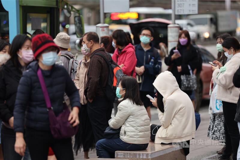 中央氣象署表示，11日起到14日東北季風增強，減弱後16日再度轉強，預計17、18日北台灣低溫下探14度。圖為台北市中正區街頭民眾穿著外套防寒。（中央社檔案照片）