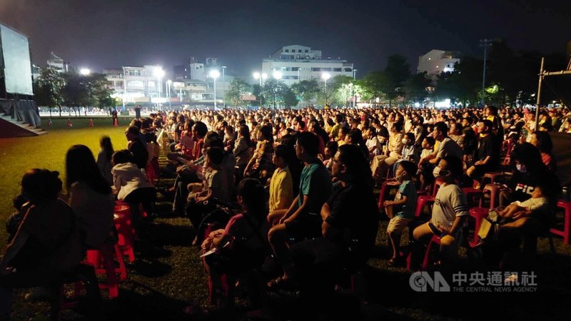 客家委員會10日邀紙風車劇團在嘉義大學新民校區演出「諸葛四郎」，市民扶老攜幼欣賞，初估超過上千人。中央社記者蔡智明攝  112年11月10日