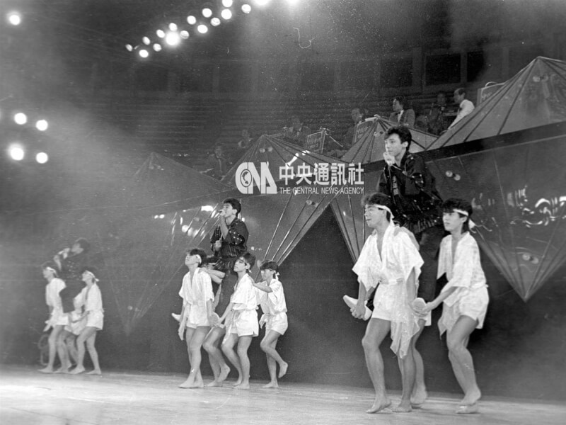 日本團體少年隊東山紀之、錦織一清、植草克秀在「愛心之夜」晚會中熱情表演。（中央社檔案照片）