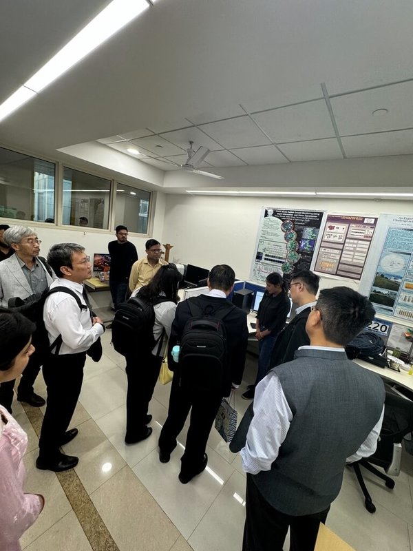 中正大學AI團隊參訪在印度理工學院羅帕爾分校(IIT-Ropar)建置的「台灣印度人工智慧海外科研中心」研究實驗室。(中正大學AI團隊提供)中央社記者林行健新德里傳真 112年11月10日