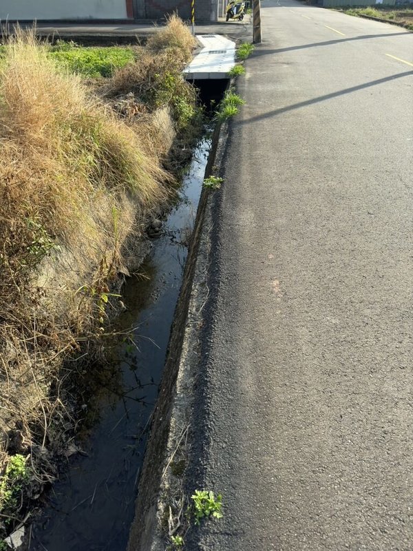 桃園市中壢區永清街一處25米的水溝，加蓋工程卻只做了10米，被民眾質疑做比不做更危險。（謝美英提供）中央社記者葉臻傳真  112年11月10日