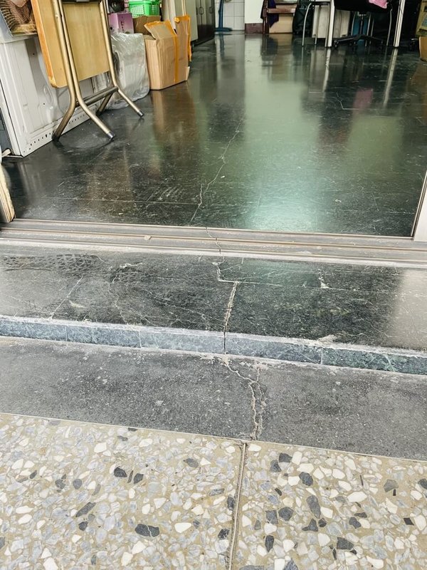 民進黨籍台中市議員陳雅惠指出,台中市路樹部分為榕樹,因榕樹有竄根情形,民眾住家因樹根竄根,地板遭破壞隆起。(市議員陳雅惠提供)中央社記者趙麗妍傳真 112年11月10日