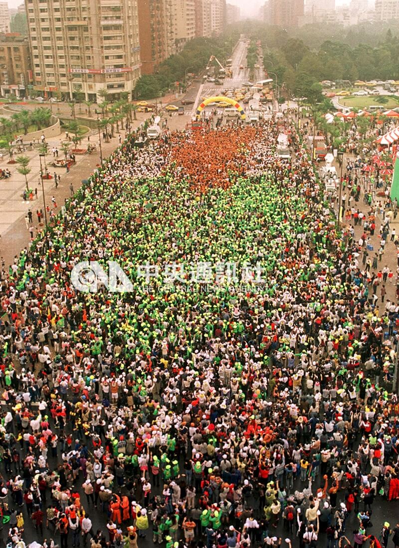 1999年11月12日,3961對雙胞胎集合成大樹,打破世界紀錄。(中央社檔案照片)