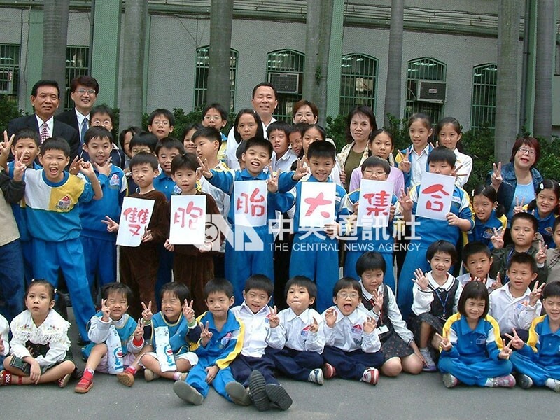 2002年11月11日，台北縣板橋國小舉辦「雙胞胎日」活動，20多對雙多胞胎齊聚，氣氛歡樂。（中央社檔案照片）