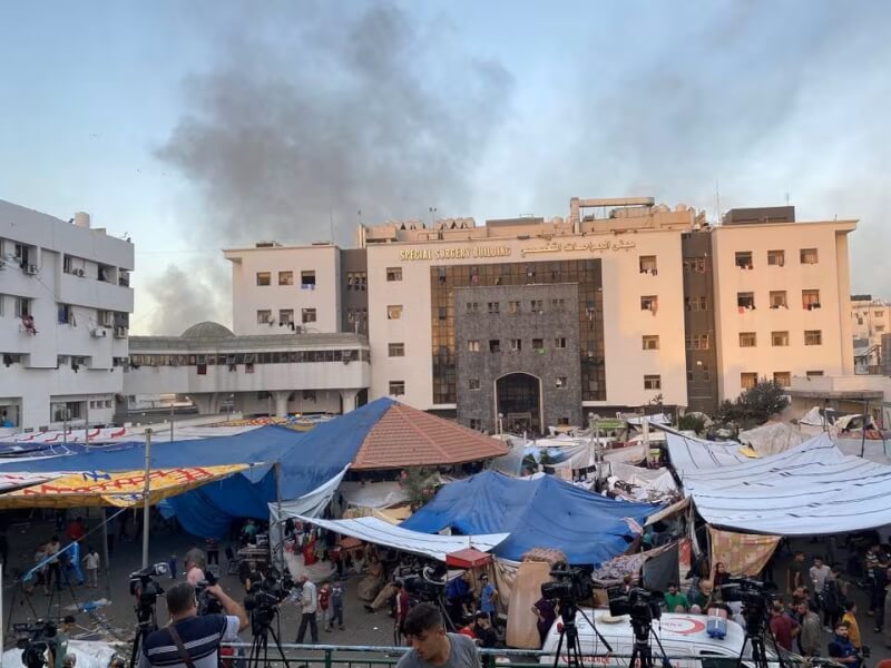 以色列為了消滅哈瑪斯而對加薩地區發動空襲，加薩最大的醫院西法醫院8日冒出陣陣濃煙。（路透社）