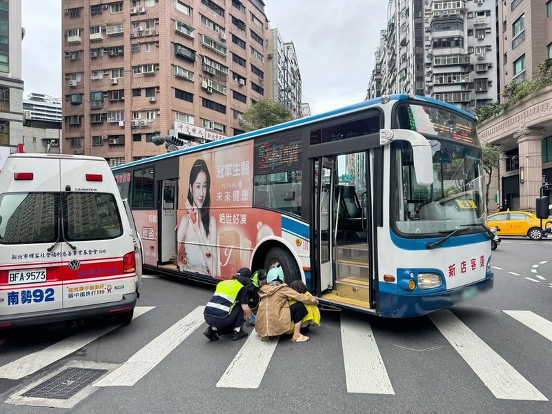 新北市中和區中和路11日上午發生車禍，警方獲報到場，發現為新店客運53歲王姓駕駛於行經中和路、景安路口轉彎時未停讓行人，以致擦撞行人穿越道上的72歲林姓婦人。（民眾提供）中央社記者黃旭昇新北市傳真  112年11月11日