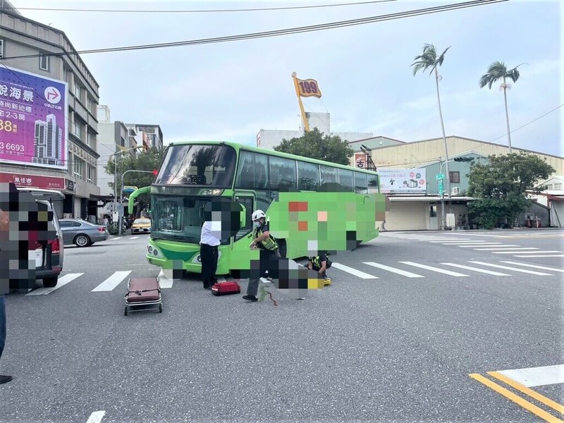 花蓮市化道路與中美路口11日上午發生遊覽車碰撞行人事故，92歲謝姓老翁當時正走在斑馬線上，被一輛左轉遊覽車撞及，老翁傷重送醫。（民眾提供）中央社記者張祈傳真  112年11月11日