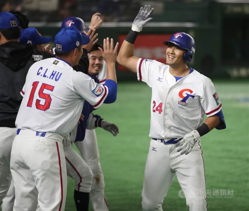 2019年世界12強棒球錦標賽複賽在日本舉行，中華隊林哲瑄（右）回到休息區與隊友擊掌。（中央社檔案照片）