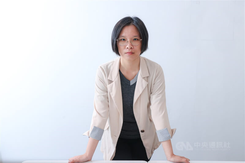 邱常婷對於書業的大環境不樂觀,沒把握自己的作品能不能獲得很多讀者支持,但她相信有些故事只有她才能寫,她必須堅持寫下去。中央社記者鄭清元攝 112年11月11日