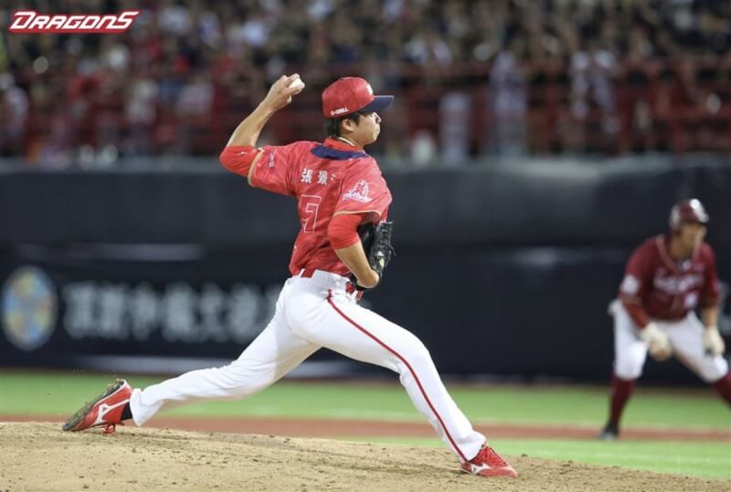 中職總冠軍賽10日第5戰打完,味全龍隊和樂天桃猿投手群全員出賽,味全龍隊投手張景淯(圖)中繼投1局挨轟失1分、無關勝敗。(味全龍隊提供)中央社記者謝靜雯傳真 112年11月11日