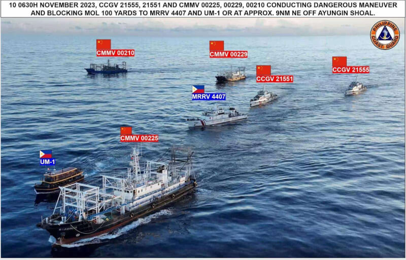 菲律賓指控中國海警10日在南海採取危險行動攔截阻撓菲船赴仁愛暗沙運補。圖為2艘中國海警船和3艘民兵船圍堵菲國海巡隊巡邏艇和補給船UM-1。（菲律賓海巡隊提供）中央社記者陳妍君馬尼拉傳真 112年11月11日