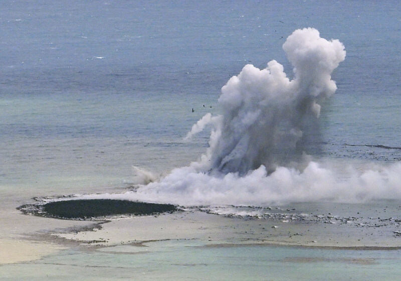 日本小笠原群島的硫磺島外海10月發生火山噴發。（共同社）