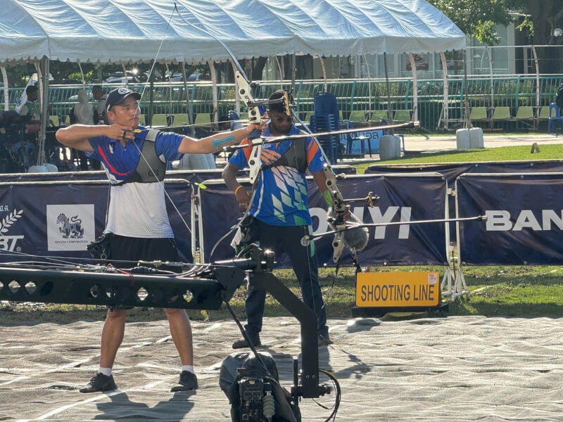 台灣男子反曲弓射箭好手林子翔（前）11日在泰國曼谷舉行的巴黎奧運資格賽順利摘金，也替台灣提前搶下1張男子個人及混雙門票。（圖取自facebook.com/ctaa701）