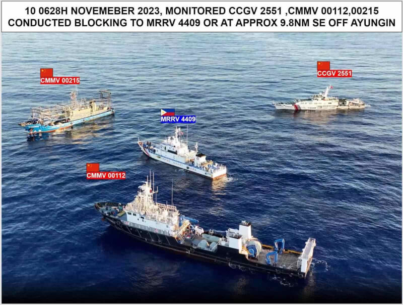 圖為菲國海巡隊巡邏艇卡布拉號(BRP Cabra,中)遭一艘中國海警船和2艘民兵船圍堵。(菲律賓海巡隊提供)中央社記者陳妍君馬尼拉傳真 112年11月11日