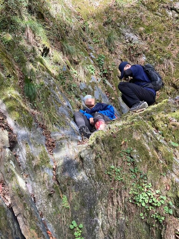 47歲高姓山友11日單攻羊頭山，疑迷途偏離步道，摔落150公尺深邊坡受傷，自行打電話報案求救。花蓮縣消防局出動3梯次搜救隊伍，因摔落處為峭壁，救援難度高，將以繩索系統將高男拖拉回步道。（花蓮縣消防局提供）中央社記者張祈傳真  112年11月11日