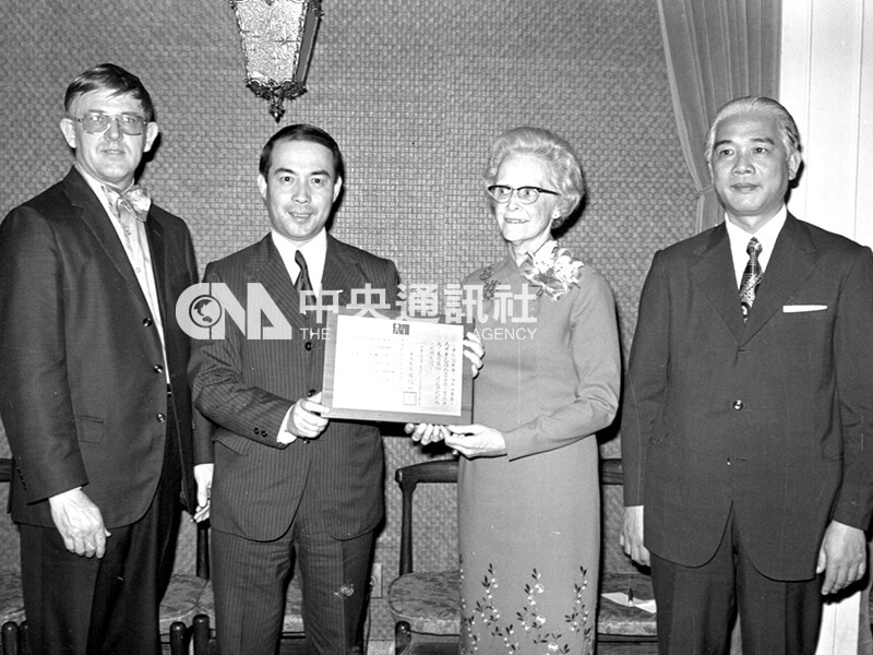 1974年1月13日，擔任馬偕醫院院長的羅慧夫（左）出席美籍護理師華仁愛（右2）的歡送茶會。（中央社檔案照片）