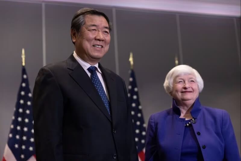 美國財政部長葉倫（右）10日與中國國務院副總理何立峰（左）會談。（路透社）