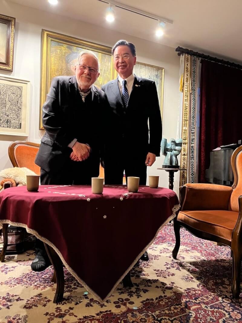 外交部長吳釗燮（右）拜訪立陶宛建國國父維陶塔斯．藍斯柏斯基（左）。（圖取自twitter.com/MOFA_Taiwan）