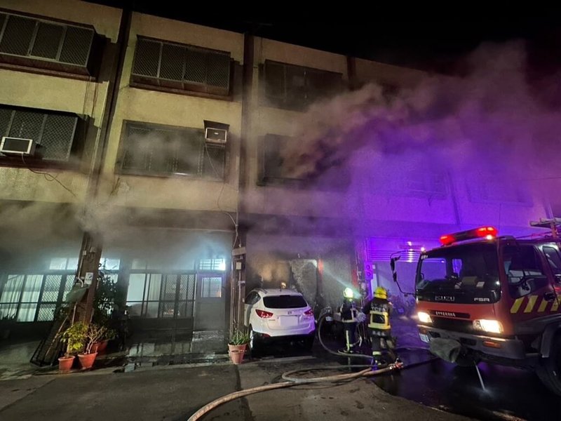 台中市梧棲區1處民宅12日凌晨發生火警，陣陣濃煙冒出，消防局獲報趕到現場救災。（民眾提供）中央社記者趙麗妍傳真  112年11月12日