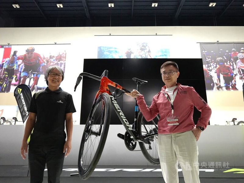 外貿協會董事長黃志芳（右）11日參訪到日本靜岡縣參訪台灣美利達在日本轉投資經營的全球最大型自行車騎乘設施「MERIDA X BASE」。左為日本美利達社長福田三朗。中央社記者楊明珠靜岡攝 112年11月12日