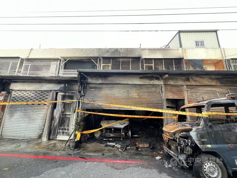 花蓮縣吉安鄉1棟民宅12日凌晨發生火警,其中高三江姓學生不幸罹難;警消表示,起火點疑為住宅車庫,車庫內堆滿物品已焦黑一團。中央社記者李先鳳攝 112年11月12日