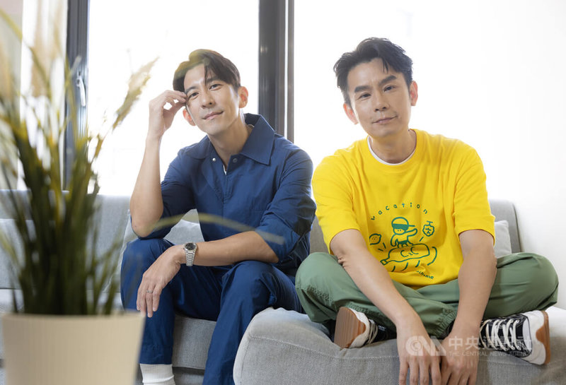 影集「此時此刻」編輯杜政哲(右)與製作人兼演員的修杰楷(左)接受中央社記者專訪,分享創作影集的幕後點滴。杜政哲費時2年完成劇本,從生活體驗,新聞、身邊親友經歷等擷取創作靈感,目標打造台北版的「現代愛情」。中央社記者趙世勳攝 112年11月12日