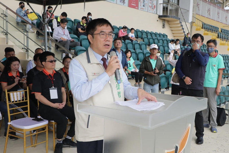 台南市政府12日在台南市立田徑場舉辦的全民趣味運動嘉年華會暨勞資體育競賽，市長黃偉哲（前）出席表示，為舉辦全運會整建的體育場館，市府規劃適度開放民眾使用，鼓勵大家多走出戶外，養成運動習慣。（台南市府提供）中央社記者楊思瑞台南傳真  112年11月12日