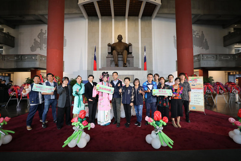 國立國父紀念館12日舉行紀念國父誕辰158週年系列活動，館長王蘭生（前右6）表示，今天所有活動都在向國父革命建國理念致敬，同時呈現台灣多元文化，讓假日午後來館民眾伴隨著音樂及精彩演出，一同紀念這個具有意義的日子。（國父紀念館提供）中央社記者邱祖胤傳真  112年11月12日