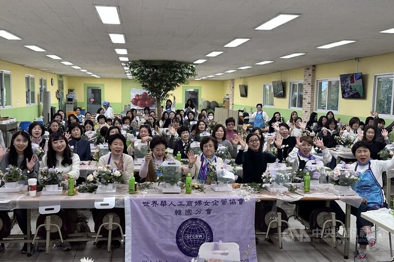 世界華人工商婦女企管協會韓國分會12日舉行創立後首次花藝募款活動。中央社記者廖禹揚首爾攝 112年11月12日