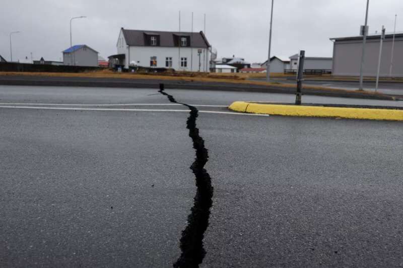 冰島西南沿岸市鎮格林達維克因地殼下的岩漿移動連續地震數百次，11日可見路面震出橫跨雙向線道的大裂縫。（RUV/Ragnar Visage/Handout via 路透社）