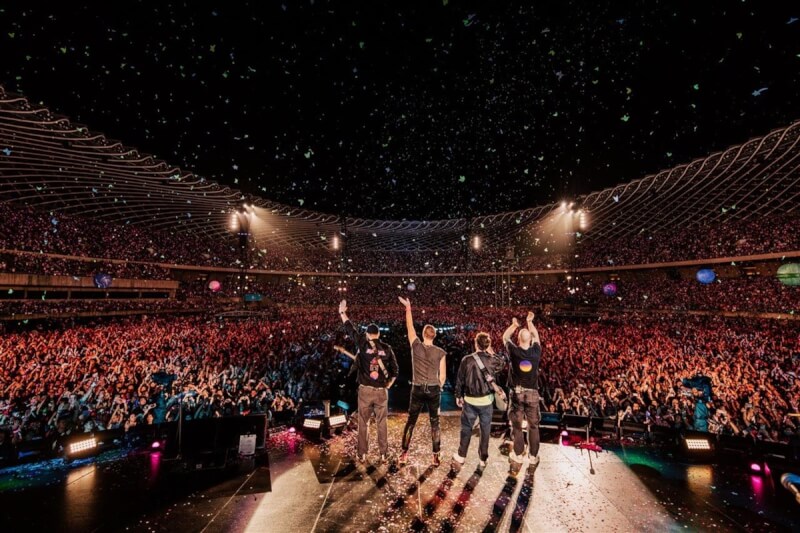 搖滾樂團Coldplay（酷玩樂團）相隔6年後再度訪台，11日晚間在高雄國家體育場（世運主場館）開唱，邀請歌迷放下手機好好享受音樂。（Live Nation Taiwan提供）中央社記者王心妤傳真 112年11月12日