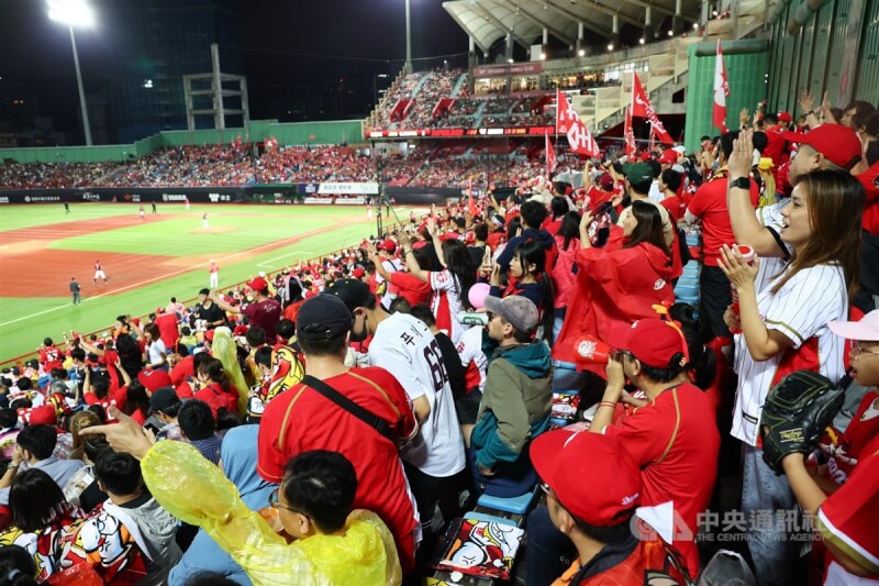 中華職棒總冠軍賽第5戰10日在天母棒球場登場，吸引大批球迷進場看球。中央社記者王騰毅攝 112年11月10日