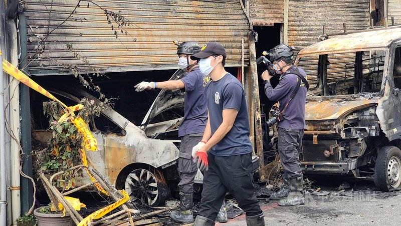 花蓮縣吉安鄉12日凌晨火警造成1死3傷，疑似起火點為住宅車庫，消防鑑識人員上午到場進行調查，釐清確切起火原因。中央社記者李先鳳攝  112年11月12日