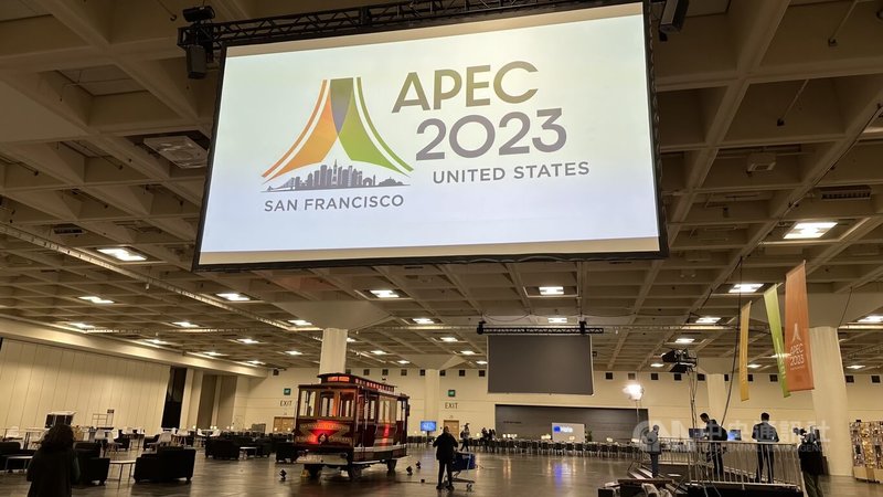 舊金山APEC國際媒體中心內部擺設舊金山著名的叮噹車，並規劃人工智慧（AI）專區，向外界展現舊金山作為AI產業重鎮的特色。中央社記者張欣瑜舊金山攝 112年11月12日