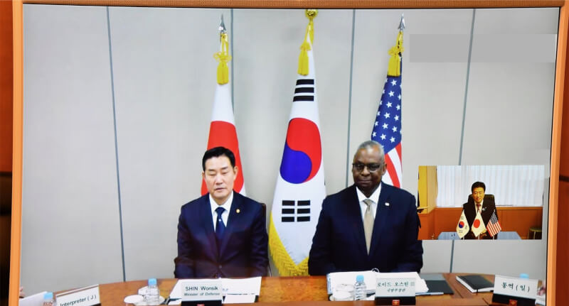 美國國防部長奧斯汀（右）12日在首爾會見南韓國防部長申源湜（左），日本防衛大臣木原稔也透過視訊與會。（圖取自twitter.com/SecDef）